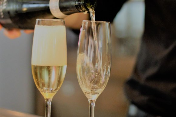 Dégustation de champagne dans une cave à champagne à Reims