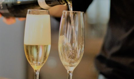 Dégustation de champagne dans une cave à champagne à Reims